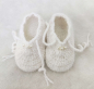 Preview: Babyschuhe Mädchen, gehäkelt, offwhite, mit feinen Perlen