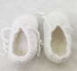 Preview: Babyschuhe Mädchen, gehäkelt, offwhite, mit feinen Perlen