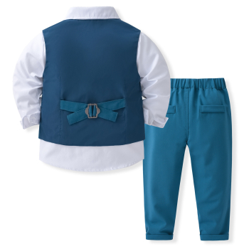 Total chic: Anzug-Set petrol-weiss mit Weste, Hemd, Fliege und Hose