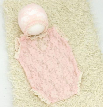 Herziges Body-Set mit Mützchen, aus zartem, elastischem Spitzenstoff, rosa