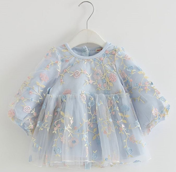 Kleidchen für Babygirls, hellblau mit süssen Stickereien, langärmlig