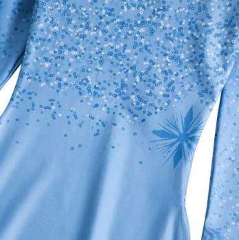 Ganz im aktuellen Eisköniginnen-Stil: langes Kleid mit Leggings, von Elsa inspiriert