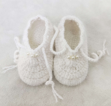 Babyschuhe Mädchen, gehäkelt, offwhite, mit feinen Perlen