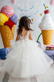 Zauberhaftes langes, weisses Kleid mit edlen Stickereien und Volants