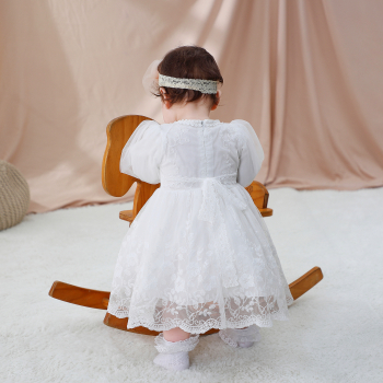 Wunderschönes Taufkleid mit hübschen Blumen-Spitzenstickereien und eleganten Chiffon-Ärmeln