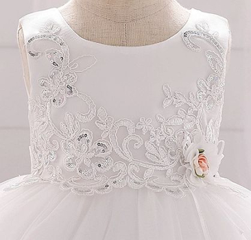 Edles Taufkleid mit Spitzen-Pailletten Oberteil und kleiner Blüte am Taillenband, weiss