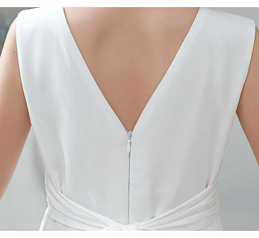 Sehr elegantes langes Kleid mit schönen Details, softweiss mit gerafftem Taillenband zum binden