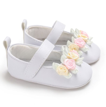 Taufschuhe weiss mit bezaubernden Blüten in Pastellfarben