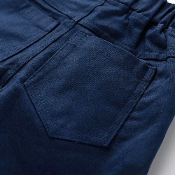 Auftritt mit Chic: Set mit dunkelnavy Chino Hosen, weissem Hemd, Fliege und Hosenträger