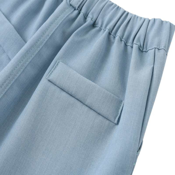 Total chic: Anzug-Set taubenblau mit Weste, Hemd, Fliege und Hose