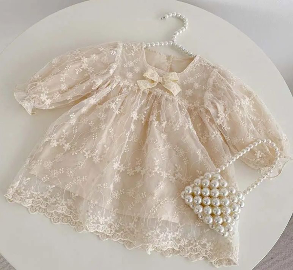 Zum verlieben: Babykleidchen in Crème, toller Vintage Look