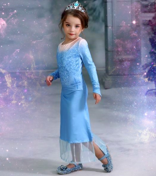 Ganz im aktuellen Eisköniginnen-Stil: langes Kleid mit Leggings, von Elsa inspiriert