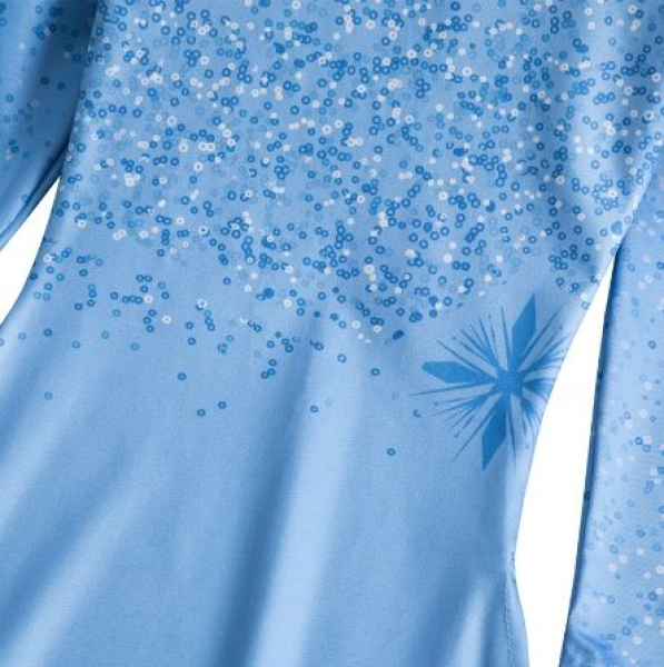 Ganz im aktuellen Eisköniginnen-Stil: langes Kleid mit Leggings, von Elsa inspiriert