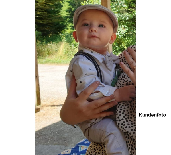 Festliches Set im schönen Leinen-Look, beige-weiss. Mit Hosenträgern, Fliege und Beret