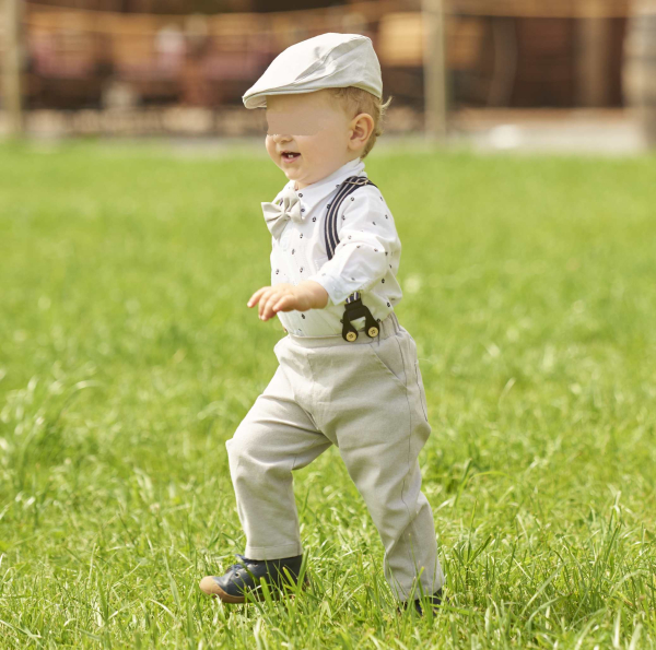 Festliches Set im schönen Leinen-Look, beige-weiss. Mit Hosenträgern, Fliege und Beret