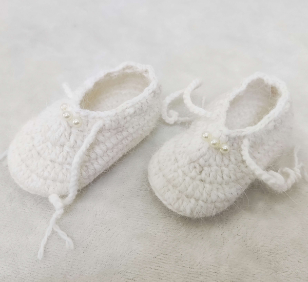 Babyschuhe Mädchen, gehäkelt, offwhite, mit feinen Perlen