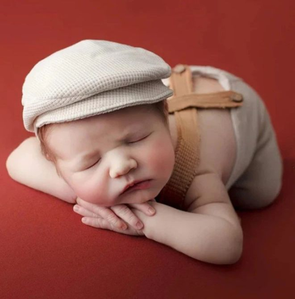 Neugeborenen Outfit für Fotoshooting: 2-teiliges Set mit Latzhose und Beret in elfenbein