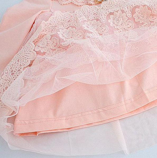 Süsses Babykleidchen, langärmlig mit kleiner Teddy-Brosche, offwhite oder rosa