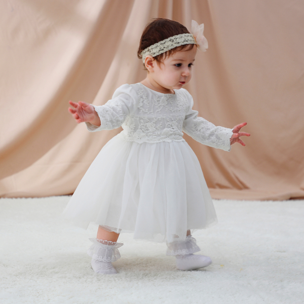 Pinkvanille-Kollektion: Traum-Taufkleid mit zauberhaften Rosen-Stickereien im Oberteil, langärmlig