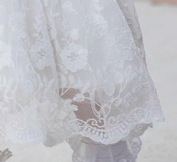 Wunderschönes Taufkleid mit hübschen Blumen-Spitzenstickereien und eleganten Chiffon-Ärmeln