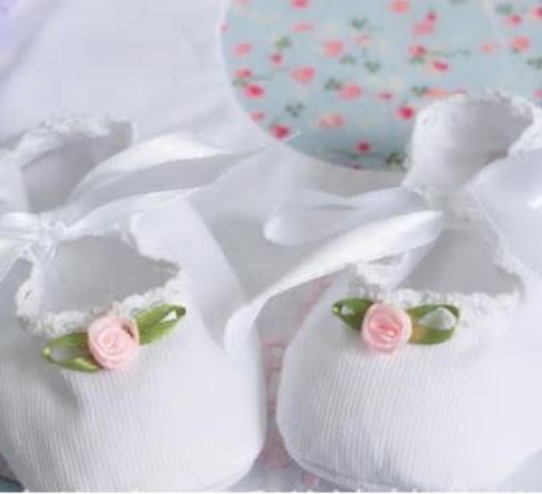 Taufschuhe für kleine Babygirls, weiss oder rosa mit süssen Blüten