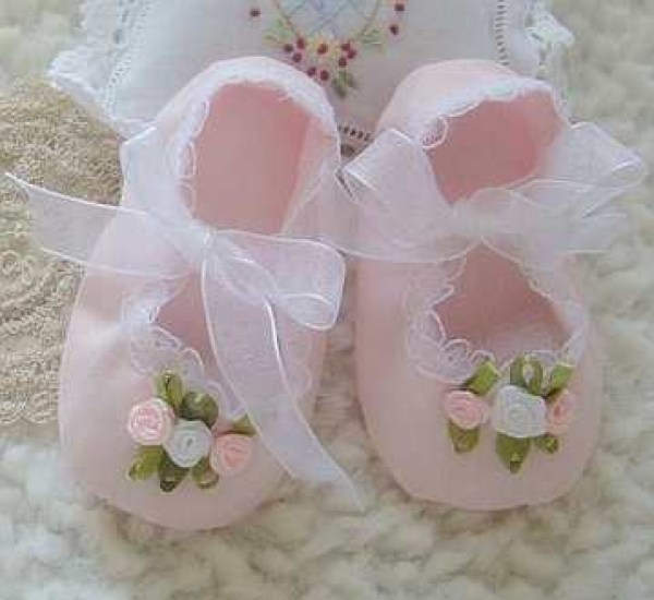 Taufschuhe für kleine Babygirls, weiss oder rosa mit süssen Blüten